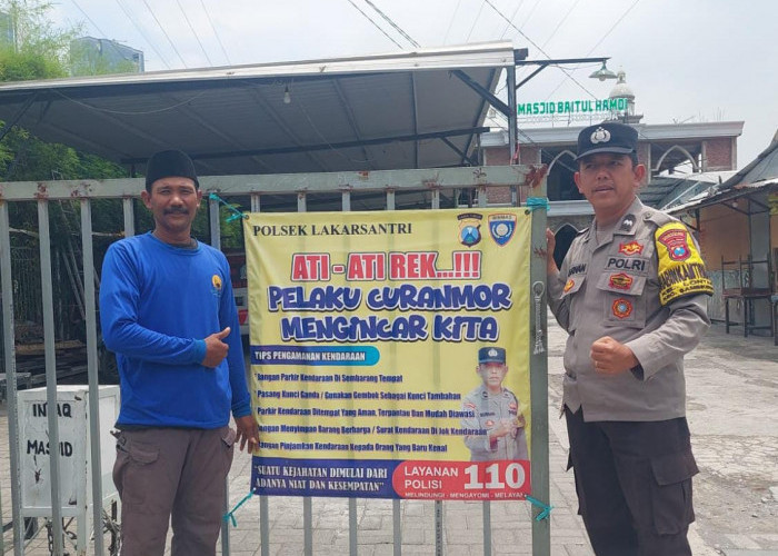 Antisipasi Curanmor, Bhabinkamtibmas Lontar Lakarsantri Pasang Banner Imbauan di Area Parkir Masjid