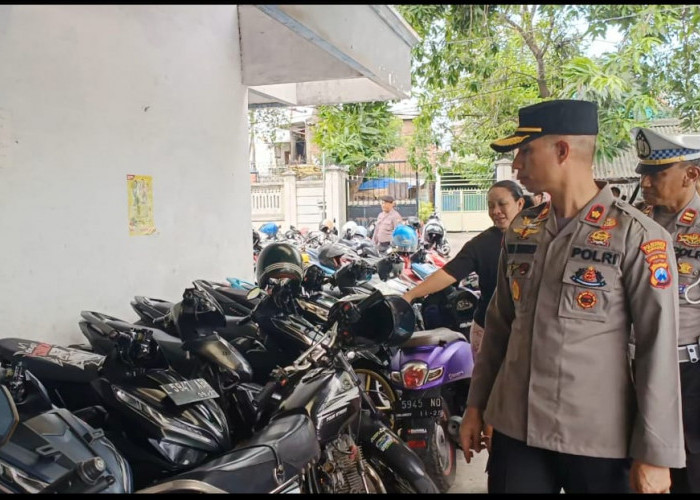 Kapolsek Sawahan Cek Parkiran SMKN 2 Surabaya