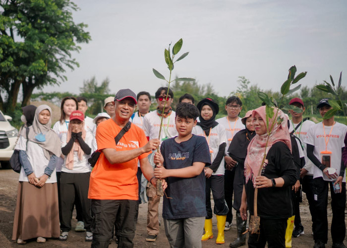 Lindungi Pesisir dari Abrasi, Pelajar SMP Surabaya Tanam 18.200 Mangrove