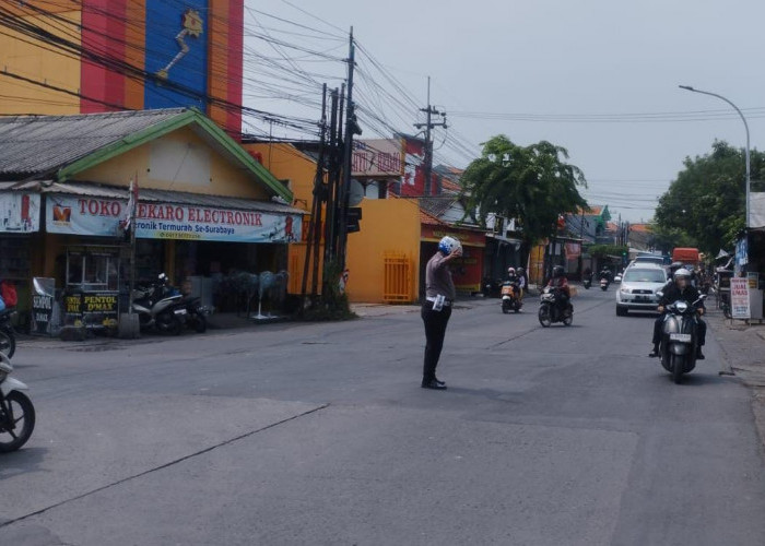 Atasi Kepadatan Arus, Polsek Pakal Kerahkan Personel di Tiga Titik Krusial