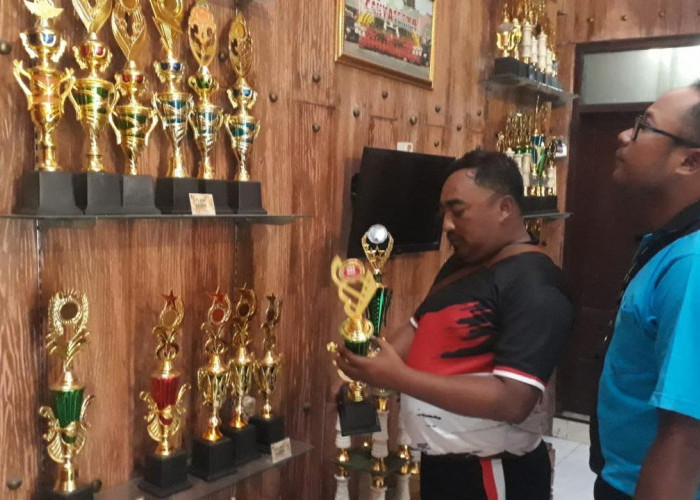 Trophy Logo Kemerdekaan Ramai Dipesan Jelang HUT RI, Pasar Piala Tembus Papua hingga Aceh