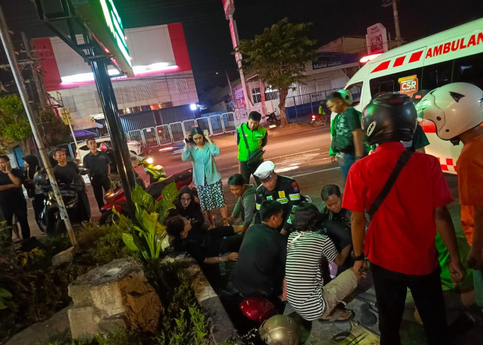 Sinergi Ojol, Warga dan Polisi di Gresik Selamatkan Korban Kecelakaan