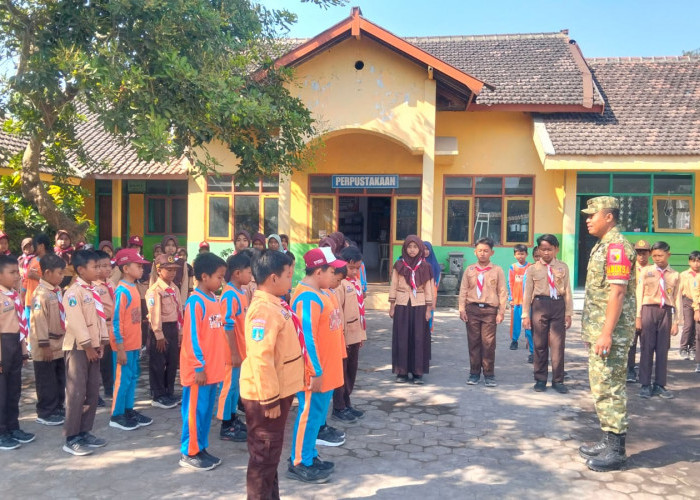 Babinsa Rojopolo Latih PBB dan Wasbang Siswa SDN Rojopolo 01 di Lumajang