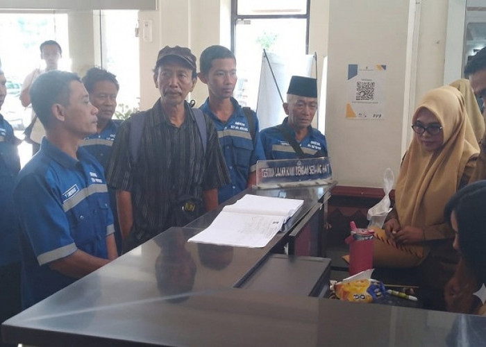 Ketua RT/RW Tambak Wedi Datangi DPRD Surabaya, Ajukan Hearing Soal Mutasi Lurah
