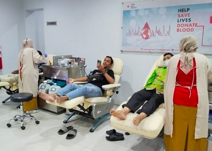 Warga Jember Antusias Donor Darah Sambut HUT PMI Ke-81