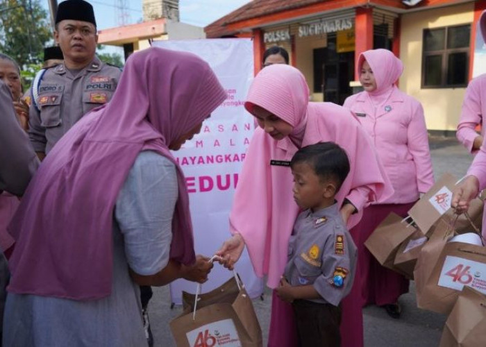 Kapolres Bojonegoro dan Siswa TK Kemala Bhayangkari 67 Sugihwaras Berbagi Takjil