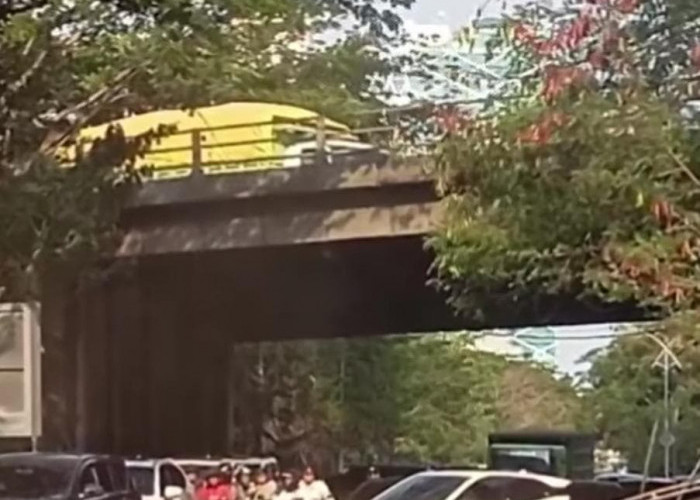 Excavator Proyek Terbalik di HR Muhammad Surabaya, Tiang Listrik Tertimpa dan Lalu Lintas Macet