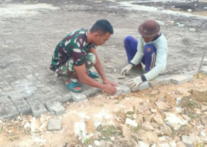 Satgas TMMD Ke-127 Kodim 0827/Sumenep Pasang Paving Block di Yayasan Miftahul Ulum