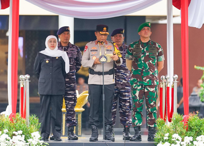 Gubernur Khofifah Hadiri Apel Operasi Lilin Semeru 2025, Perkuat Sinergitas TNI, Polri, dan Instansi Pendukung