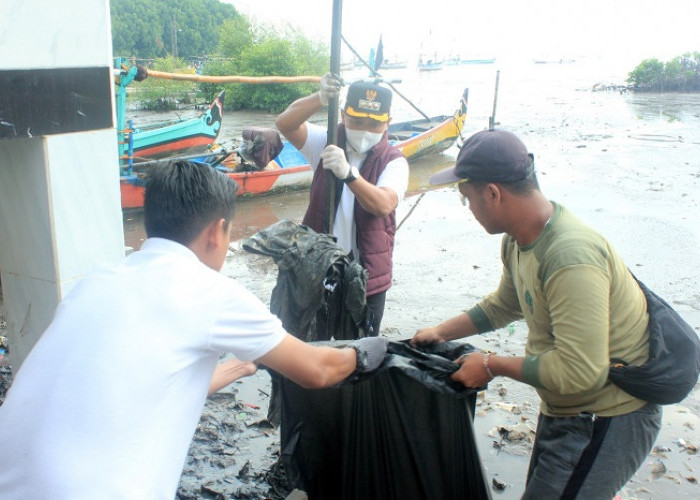 Kerja Bakti Bersama Masyarakat Utara, Mas Adi Minta Warga Tak Membuang Sampah di Sungai
