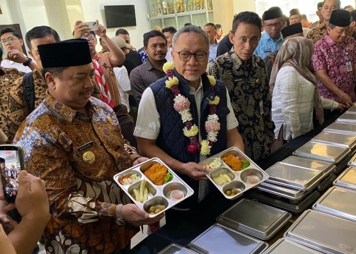 Pastikan Merata, Menko Pangan dan Bupati Jombang Tinjau Pelaksanaan MBG di Sekolah