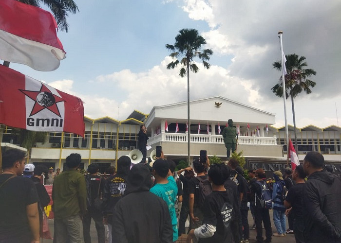 Demo Pasar Tanjung Jember Ricuh, Kadiskopumdag Pingsan dan Massa Lempar Tomat