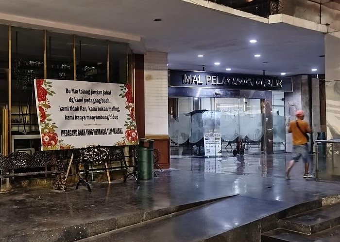 Protes Kebijakan Jam Operasional, Karangan Bunga Pedagang Buah Tanjungsari Hiasi Siola
