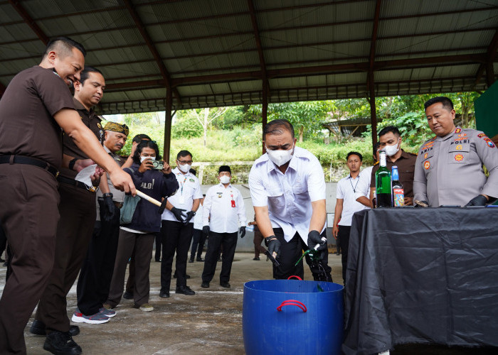 Kejari Batu Bersama Pemkot Musnahkan Barang Bukti dari 28 Perkara Pidana, Gunakan Teknologi Incinerator Suhu T