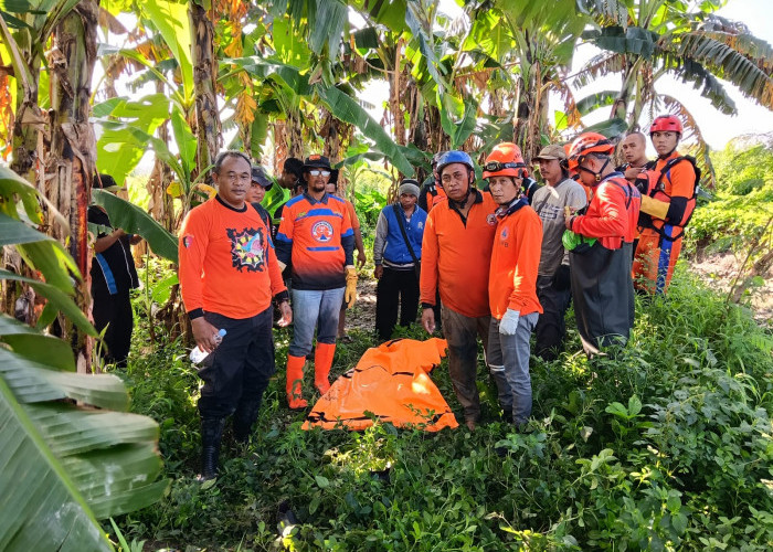 Polres Gresik bersama BPBD Bergerak Cepat Evakuasi Korban Terseret Selokan di Driyorejo Ditemukan Meninggal
