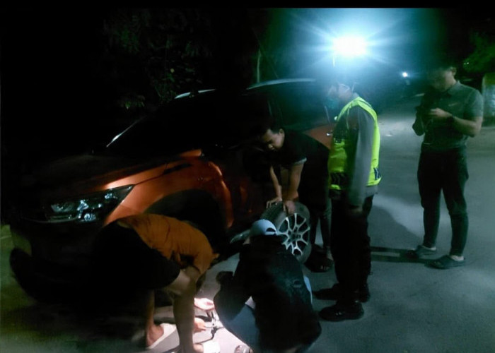 Ban Bocor Tengah Malam, Warga Telepon 110, Polisi Pitu Polres Ngawi Sigap Membantu