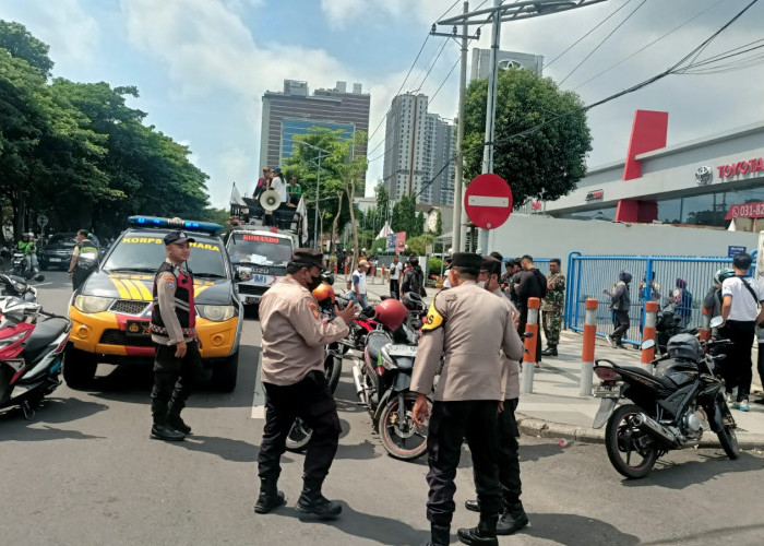 Polsek Gayungan Kawal Titik Kumpul Buruh FSPMI Mojokerto di Surabaya, Pastikan Situasi Kondusif