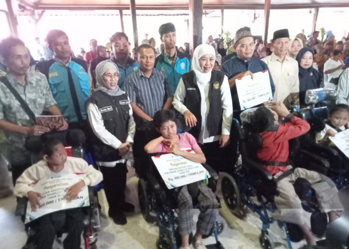 Ratusan Warga Terima Bansos, Plt Bupati Tulungagung Ingatkan Agar Digunakan Sebaik-baiknya