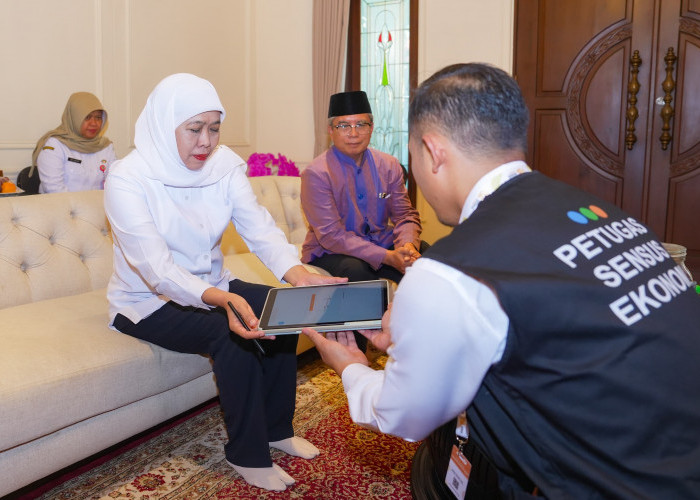 Didatangi Petugas BPS di Rumah, Gubernur Khofifah Ikut Didata Sensus Ekonomi 2026