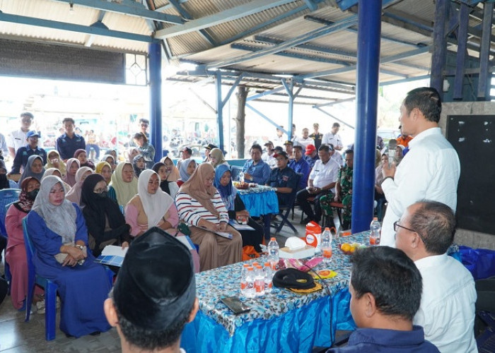 Bupati Lamongan Serahkan Bantuan kepada 18 Keluarga ABK KMN Entok Hilang Kontak