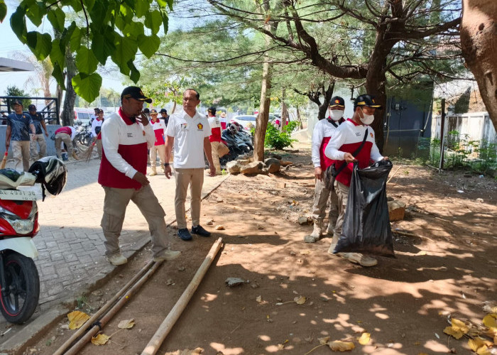 Dukung Gerakan Indonesia ASRI, Gerindra Ngawi Bersihkan Sampah di Depan GOR Bung Hatta