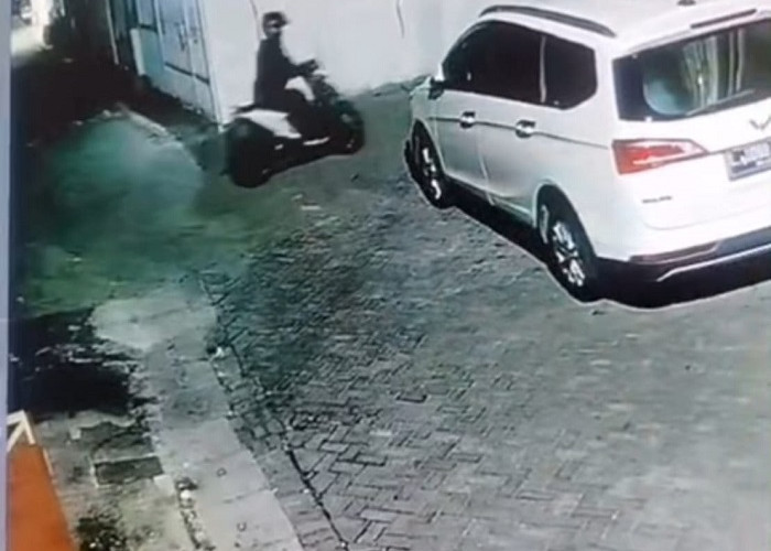Dua Pria Gasak Motor Vario di Kos Bronggalan Surabaya, Korban Curigai Keterlibatan Orang Dalam