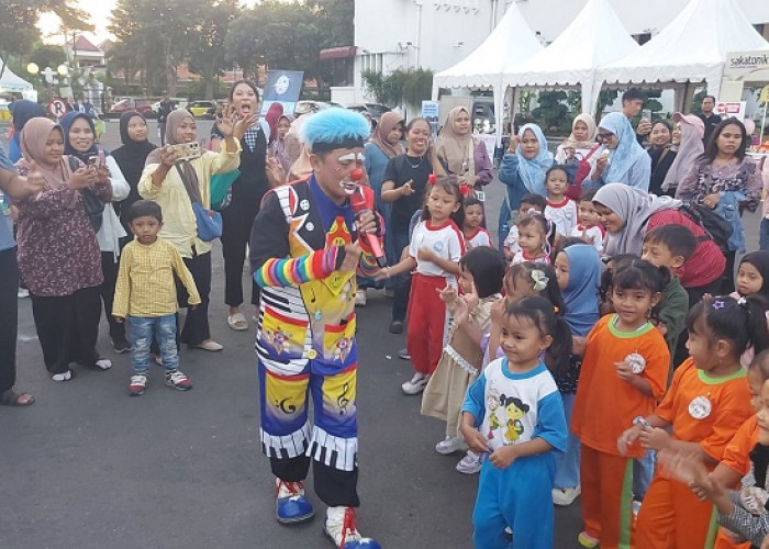 Badut Nasir Hibur Peserta Lomba Mewarnai SFF 2026 di Surabaya