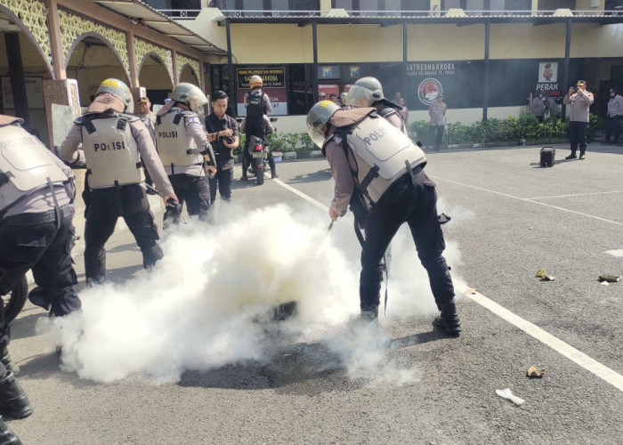 Polres Pelabuhan Tanjung Perak Gelar Simulasi Pengamanan Unjuk Rasa Jelang May Day 2025