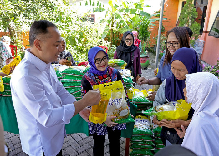Warga Serbu Pasar Murah Surabaya, Wali Kota Eri Pastikan Tambah Pasokan Bulog dan Berbagi Sembako Gratis