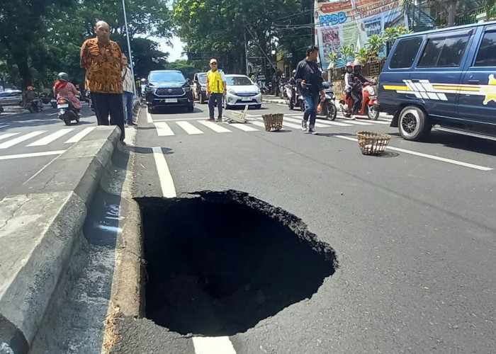 Ruas Jalan Bandung, Kota Malang Tetiba Amblas 5 Meter