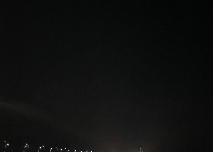 Menikmati Angin Malam di bawah Kaki Jembatan Suramadu