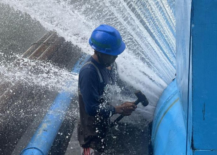 Pipa PDAM Jebol di MERR Surabaya, Semburan Air 2 Meter hIngga Rendam Jalan