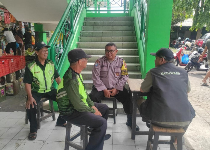 Bhabinkamtibmas Rungkut Kidul Sosialisasi Call Center 110 di Pasar Paing