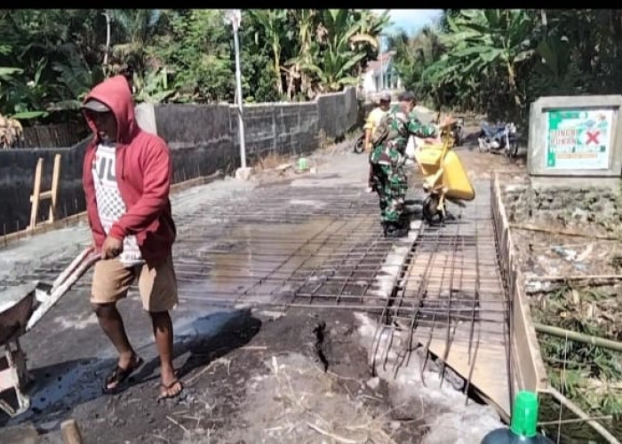Babinsa Kalibendo Bersama Warga Gotong Royong dalam Kegiatan Pelebaran Jembatan Dusun Karang Anyar