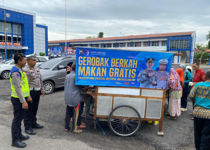 Satlantas Polres Bojonegoro Sediakan Gerobak Berkah Makan Gratis Bagi Pemohon SIM dan Masyarakat Sekitar