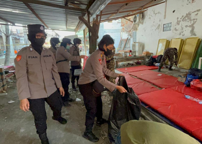 Polwan Sidoarjo Peduli Kebersihan Posko Ponpes Al Khoziny