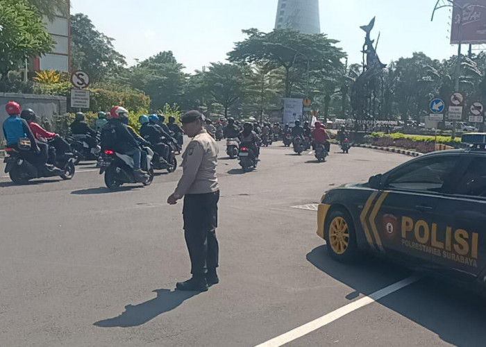 Pengamanan Jalur Masuk Buruh ke Surabaya, Polsek Gayungan Siagakan Personel di Bundaran Waru