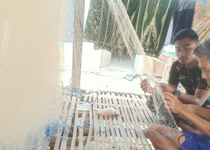 Humanis! Satgas TMMD di Kangean Bantu Nelayan Merajut Jaring Ikan