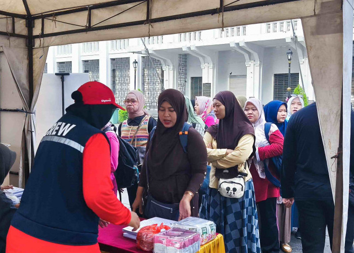 Orang Tua Antusias Daftarkan Buah Hatinya untuk Lomba Mewarnai di Surabaya Fashion Festival 2025