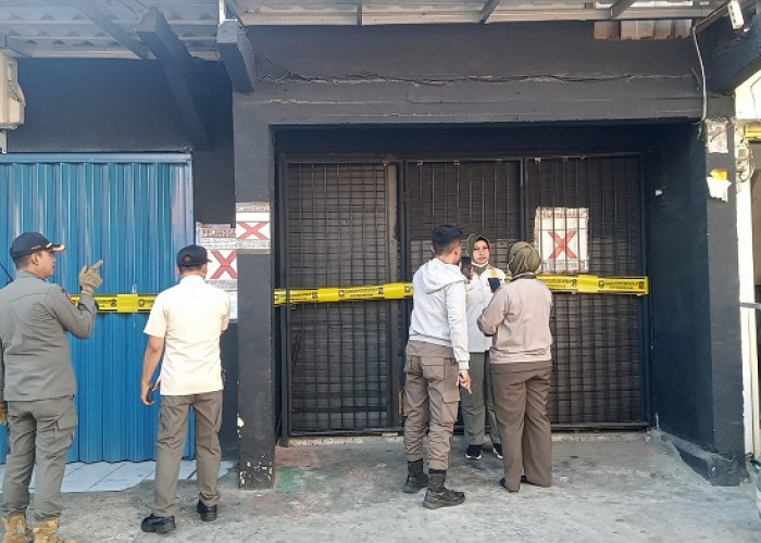 Toko Miras  Pulo Wonokromo Disegel Satpol PP Kota Surabaya