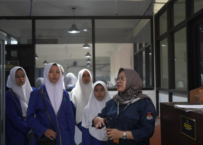 SMK Technopreneurship Muslimah Tuban Belajar Kepemiluan di KPU Jatim