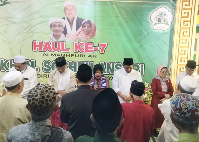 Bersama Ratusan Jamaah, Risma Khusyuk Ikuti Doa Bersama