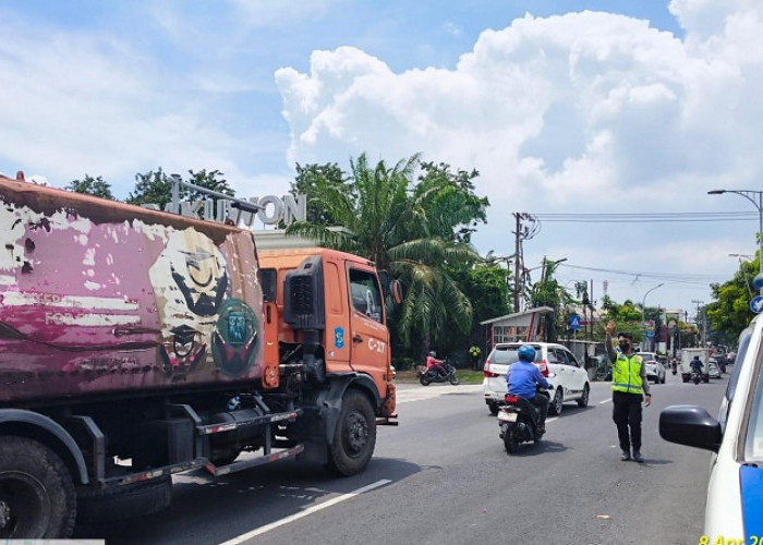 Unit Lantas Polsek Tandes Gerak Cepat Urai Kepadatan Lalu Lintas  Akibat Truk Mogok