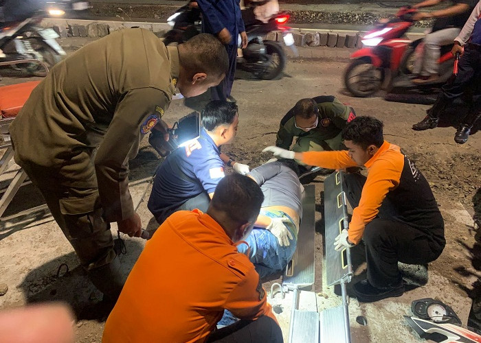 Pemotor Terperosok Proyek Gorong-Gorong  Jalan Raya Satelit Utara Surabaya, Korban Luka