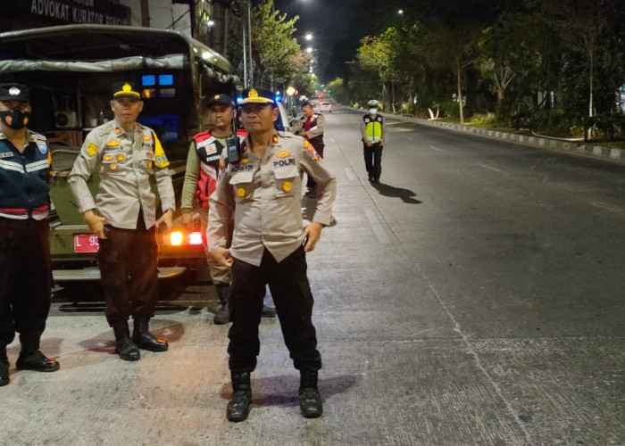 Kapolsek Dukuh Pakis Pimpin Patroli Antisipasi Kejahatan di Surabaya