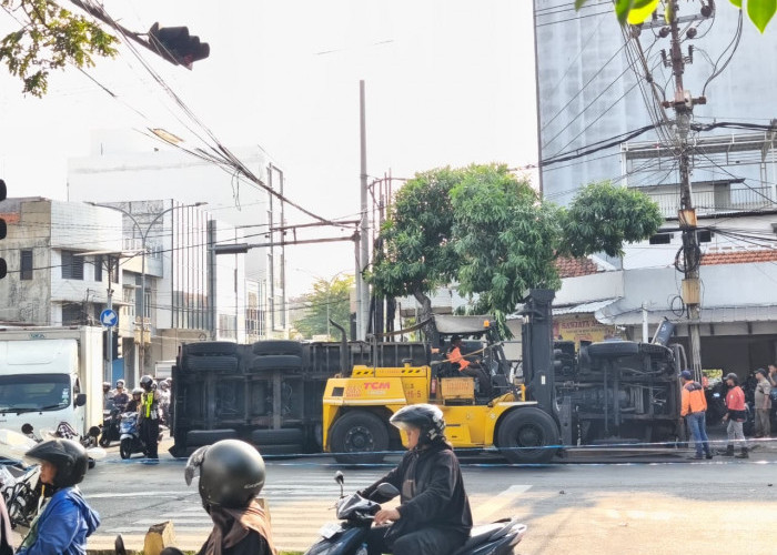 Truk Tronton 25 Ton Muat Garam Terguling, Polisi Ungkap Kronologi dan Rencana Evakuasi
