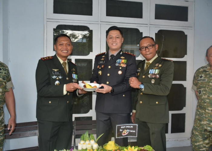 Perkuat Sinergi, Kodim 0824/Jember Bersama Yon Armed 8/UY Beri Kejutan Tumpeng di HUT Bhayangkara ke-80