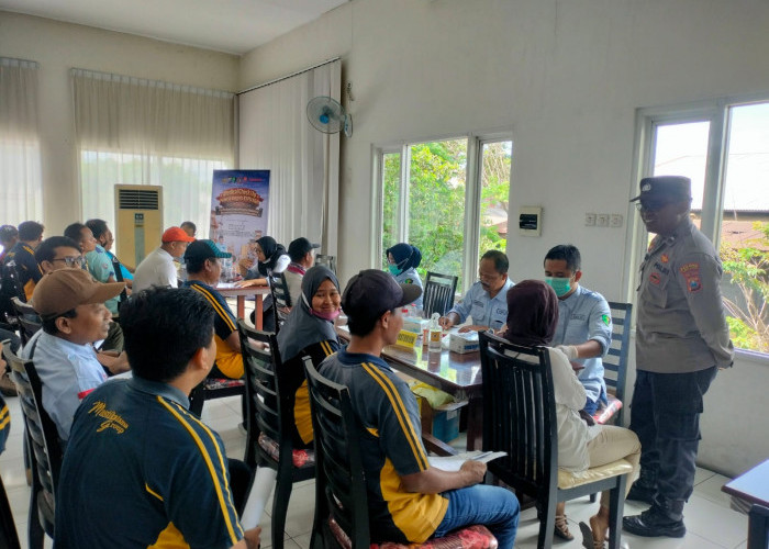 Pastikan Kesehatan Karyawan, Polsek Tempeh Kawal Medical Check Up di Pabrik Mustikatama