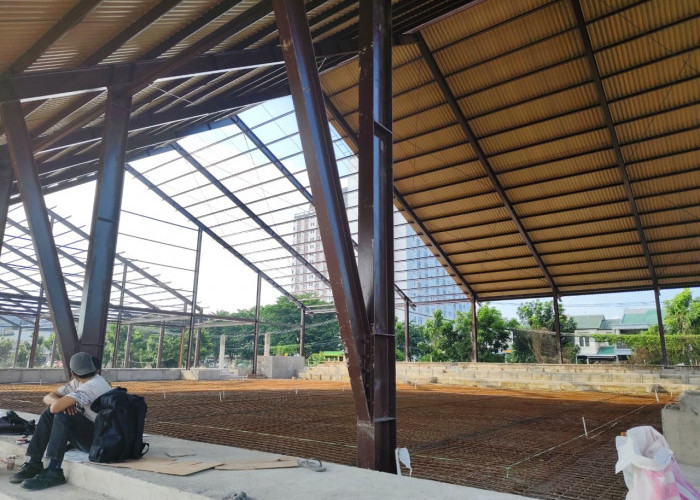 Tak Sesuai PBG dan Caplok Sempadan, Proyek Lapangan Padel di Keputih Disemprit SP3