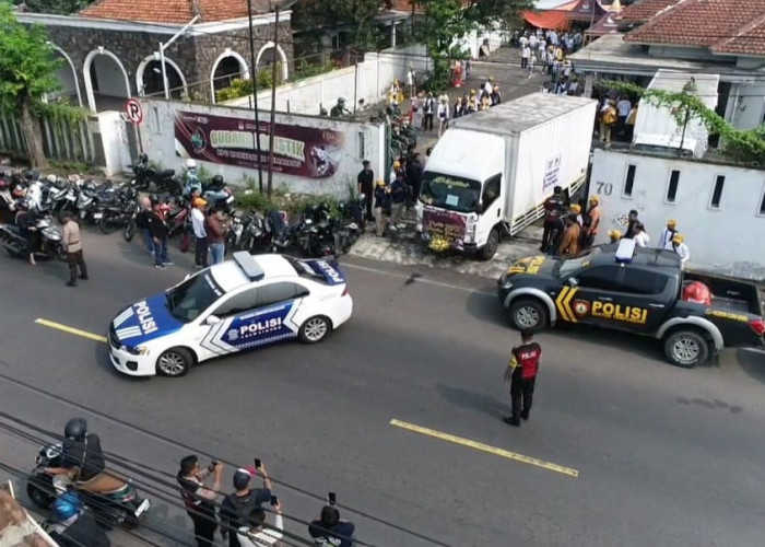 Polres Lumajang Kawal Ketat Distribusi Logistik Pemilu ke Tempursari dan Pronojiwo